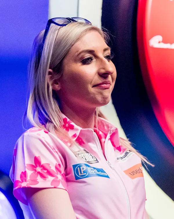 イングランドのダーツ選手ファロン・シャーロックが試合中に集中して投げる様子