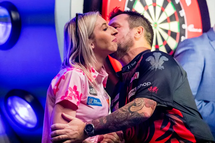 ウェールズのダーツ選手ジョニー・クレイトンの試合中の様子