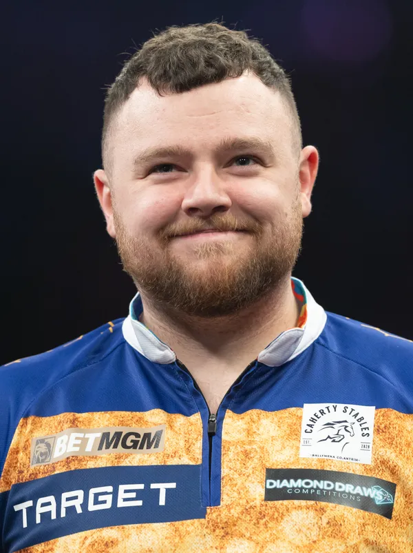 北愛爾蘭飛鏢選手 Josh Rock 在 2026 年 Premier League 賽場上微笑