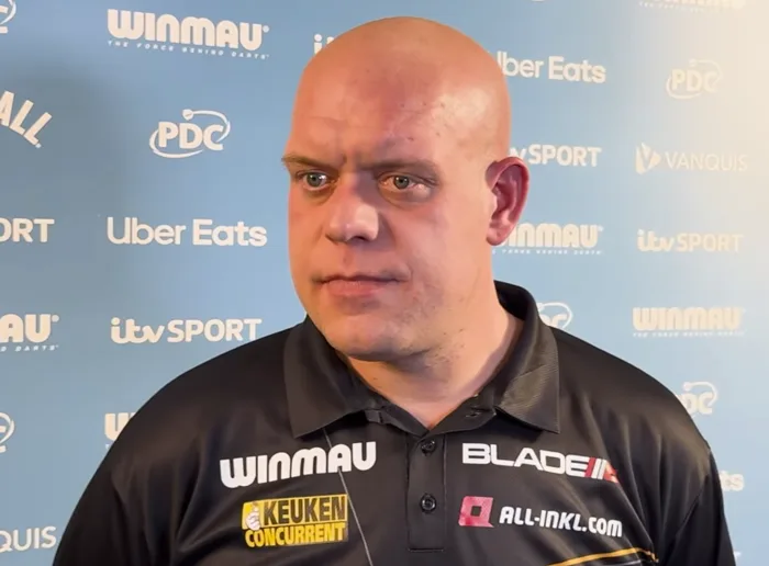荷蘭飛鏢選手 Michael van Gerwen(MVG)在記者會上受訪,身穿黑色 Winmau 隊服